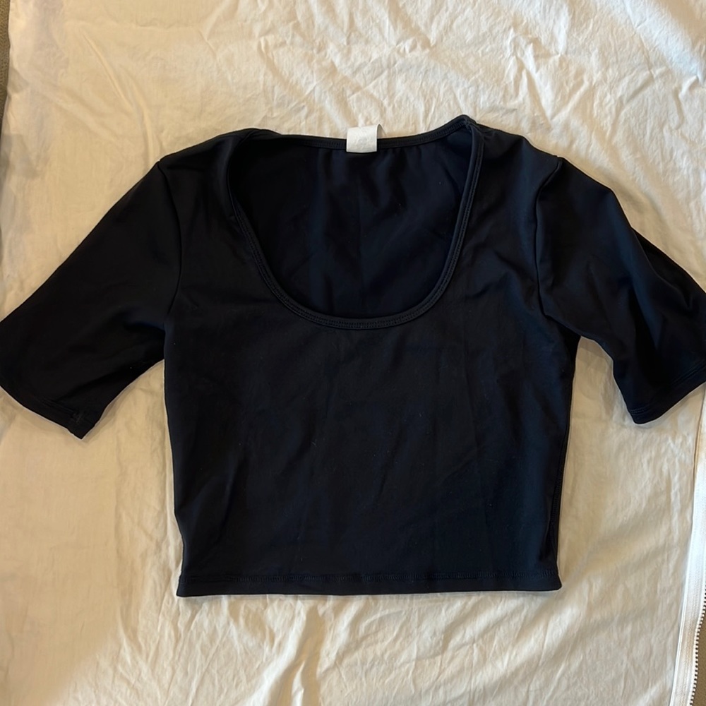 Black athletic short sleeve crop